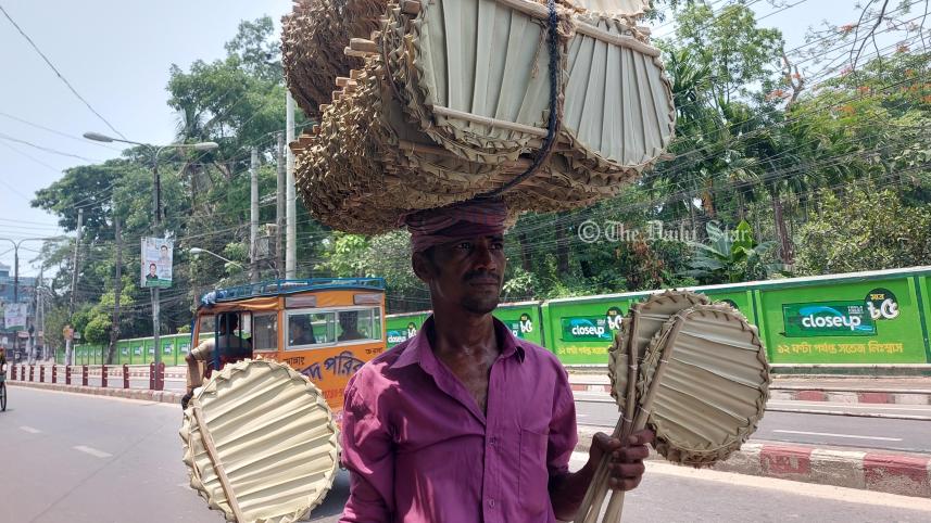 সক্ষমতা আছে, বিদ্যুৎ নেই: গরমে হাঁসফাঁস জীবন