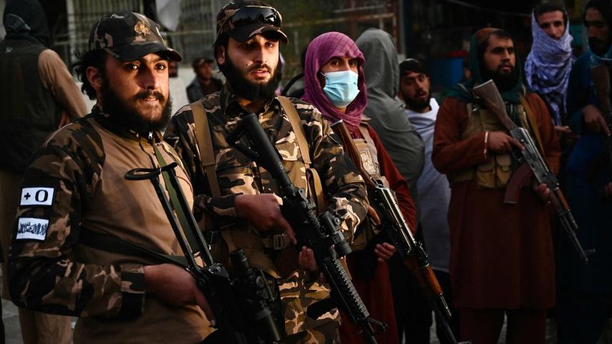তালেবান সদস্যরা একটি সামরিক হাসপাতালের সামনে প্রহরায় নিয়োজিত আছেন। ফাইল ছবি: এএফপি