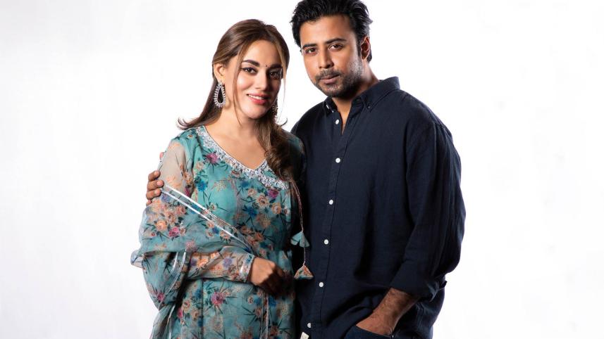 দুই তারকা ডেইলি স্টার অফিসে আড্ডায় বসে কথা বলেছেন সুড়ঙ্গ সিনেমা নিয়ে। ছবি: শেখ মেহেদী মোরশেদ/স্টার