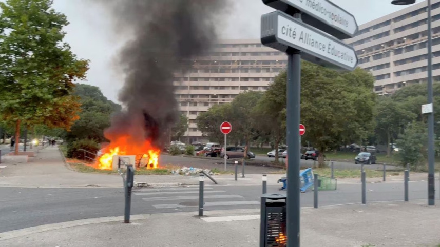 ১৭ বছর বয়সী তরুণ নাহেল পুলিশের গুলিতে নিহত হলে বিক্ষোভকারীরা অসংখ্য পরিবহনে অগ্নিসংযোগ করে। ছবি: রয়টার্স