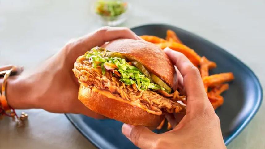 গবেষণাগারে উৎপাদিত মুরগির মাংসের ডিশ। ছবি: আপসাইড ফুডস এর ওয়েবসাইট থেকে সংগৃহীত