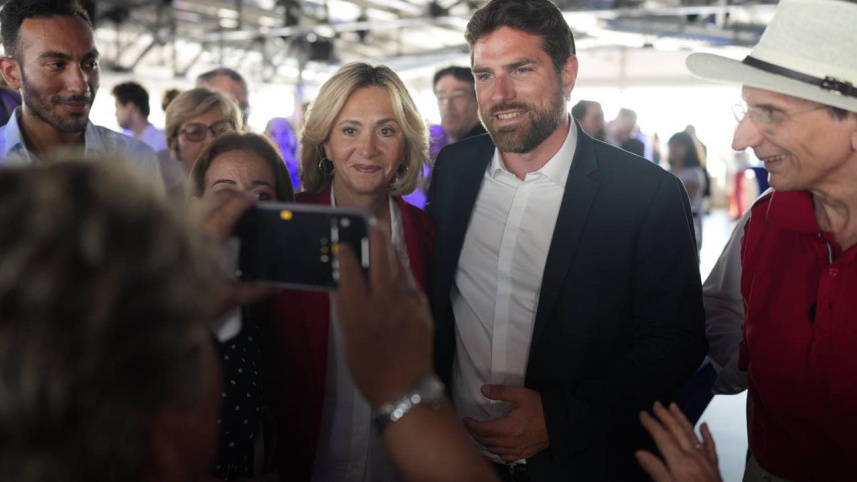 মেয়র ভিনসেন্ট জঁব্রুন ও তার স্ত্রী। ছবি: মেয়রের ফেসবুক পেজ থেকে নেওয়া