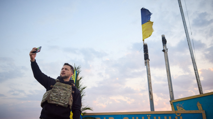 স্নেক আইল্যান্ড পরিদর্শনে যেয়ে সেলফি তোলেন ভলোদিমির জেলেনস্কি। ছবি: রয়টার্স