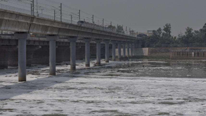 ভারতের দিল্লি অঙ্গরাজ্যে যমুনা নদীর পানির উচ্চতা সর্বকালের সর্বোচ্চ পর্যায়ে পৌঁছেছে। ছবি: স্টেটসম্যান