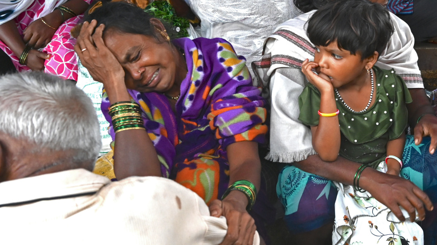 মহারাষ্ট্রের ইরশালওয়াদি গ্রামে ভূমিধসে নিহতদের পরিবারের সদস্যরা আহাজারি করছেন। ছবি: এএফপি