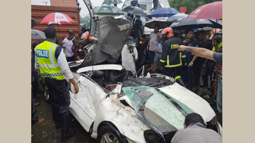 প্রাইভেটকারের ওপর পড়ল কনটেইনারবাহী লরি, ৩০ মিনিট পরে জীবিত উদ্ধার ৫