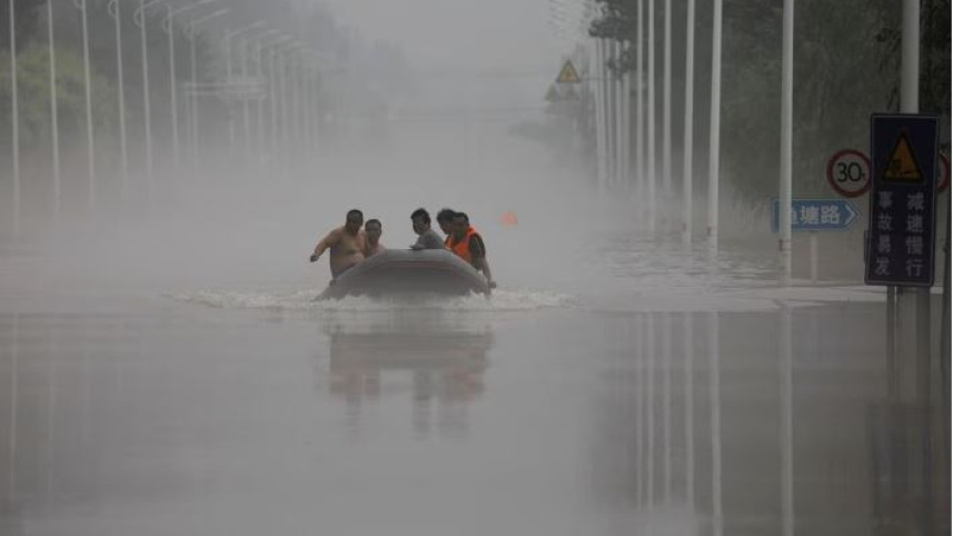 চীনের হেইবেই প্রদেশে বন্যাকবলিত মানুষ নৌকায় আশ্রয় নেন। ছবি: রয়টার্স