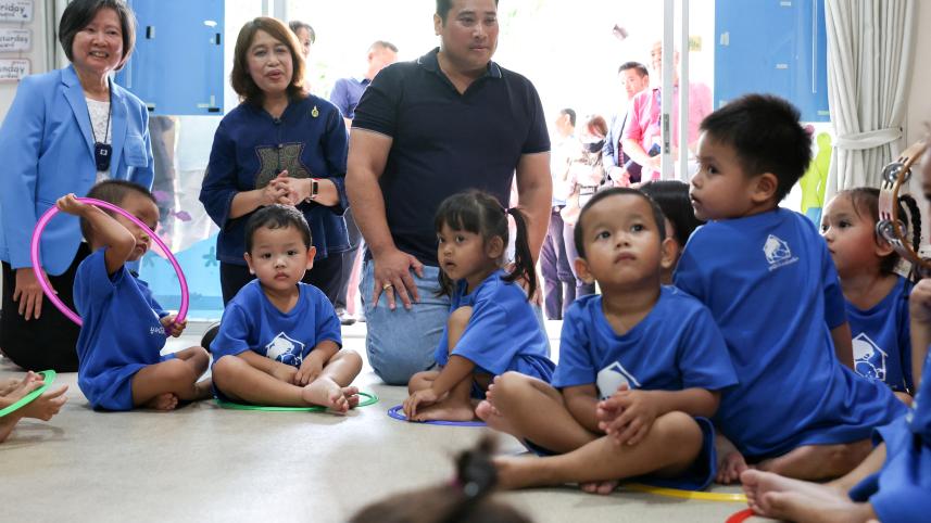 ভাচারাইসর্ন প্রায় ২৭ বছর পর নিজের জন্মভূমিতে ফিরে ব্যাংককে সুবিধাবঞ্চিত পরিবারের শিশুদের একটি পরিচর্যাকেন্দ্র পরিদর্শন করেছেন। ছবি: রয়টার্স