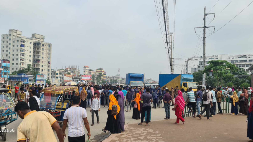 নারায়ণগঞ্জে লরিচাপায় পোশাক শ্রমিকের মৃত্যুতে সড়ক অবরোধ