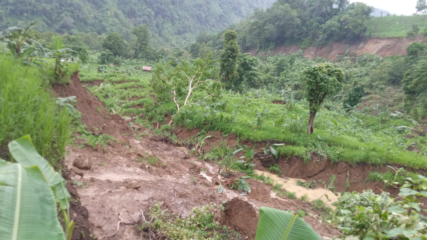 খালের ওপর পাহাড় ধস, বগালেক থেকে রুমা বাজারে চলাচল বন্ধ