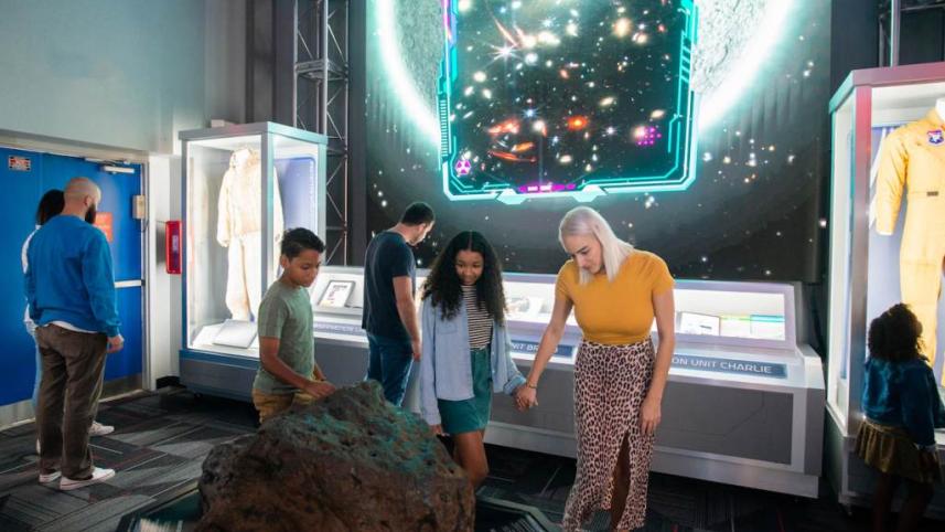 যুক্তরাজ্যের ন্যাচারাল হিস্ট্রি মিউজিয়াম, উইঞ্চকম্ব মিউজিয়াম ও চেলটেনহামের উইলসন আর্ট গ্যালারিতে দর্শনার্থীরা দেখতে পাবেন উল্কাপিণ্ডটির নমুনার অংশবিশেষ। ছবি: সংগৃহীত