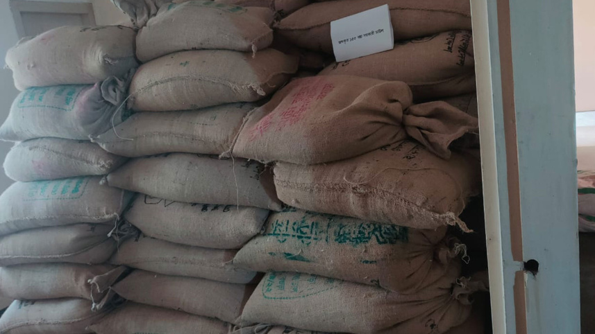 বগুড়ায় ১৫৫ বস্তা সরকারি চালসহ ২ ‘কালোবাজারি’ গ্রেপ্তার