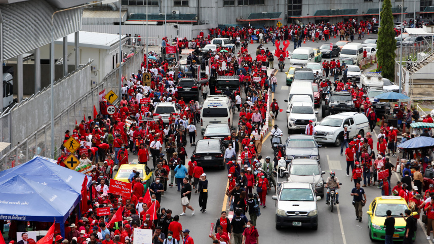 থাকসিনকে লাল শার্ট পরিহিত ভক্তরা স্বাগত জানান। ছবি: রয়টার্স