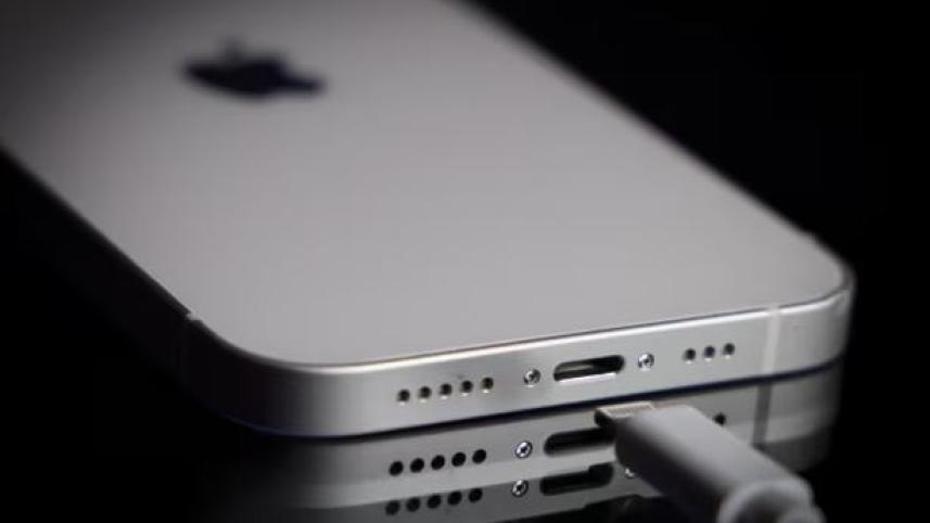 আইফোনের চিরাচরিত লাইটনিং পোর্ট আর দেখা নাও যেতে পারে। ছবি: সংগৃহীত