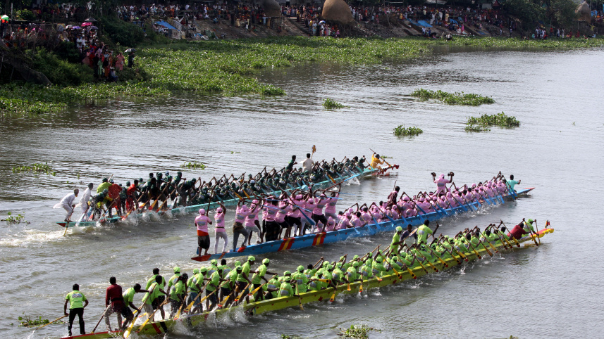 তিতাসের বুকে নৌকাবাইচ দেখতে লাখো মানুষের ভিড়