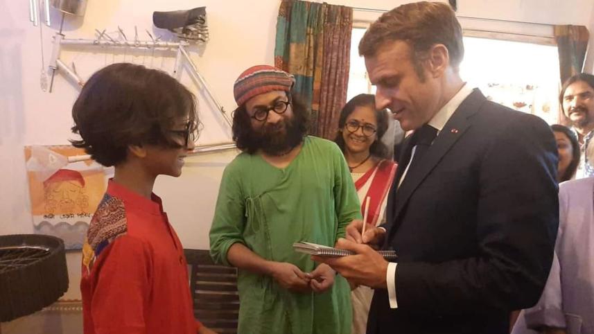 President Macron to Rahun ananda's house.jpg