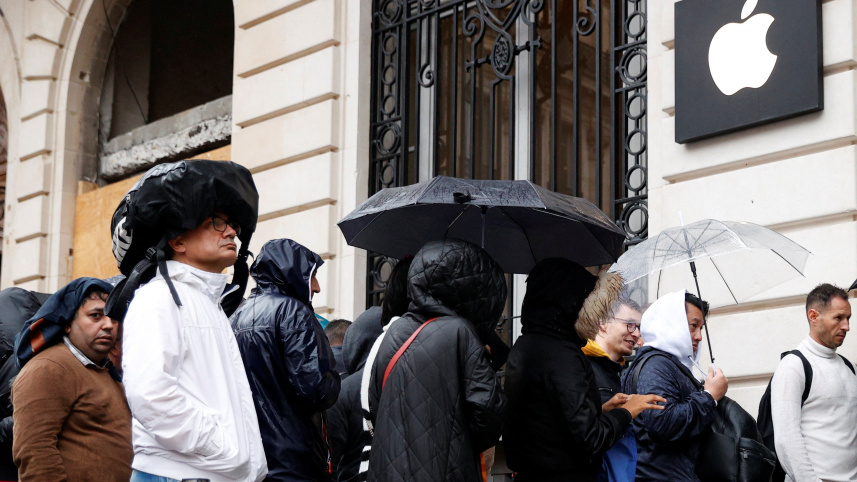 প্যারিসের একটি দোকানে আইফোন ১৫ কেনার জন্য লাইন দিয়ে দাঁড়িয়েছেন ক্রেতারা। ছবি: রয়টার্স
