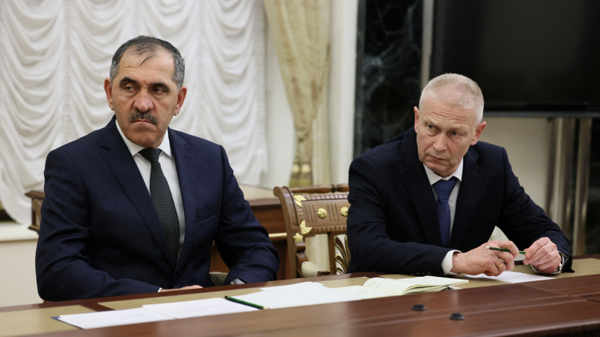 মনোযোগ দিয়ে পুতিনের কথা শুনছেন ত্রোশেভ (ডানে)। ছবি: রয়টার্স