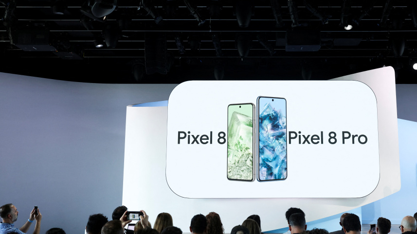 নিউইয়র্কে আয়োজিত এক অনুষ্ঠানে নতুন ফোনের ঘোষণা দেয় গুগল। ছবি: রয়টার্স