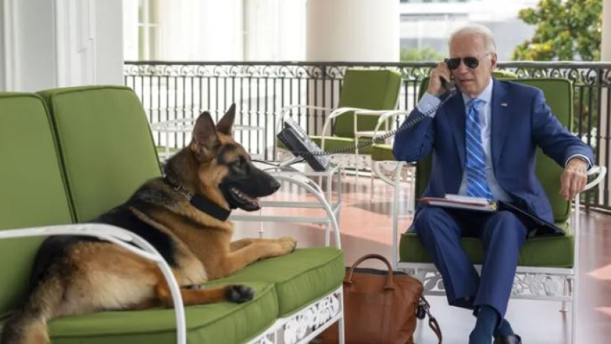 কমান্ডারের সঙ্গে জো বাইডেন। ছবি: এএফপি