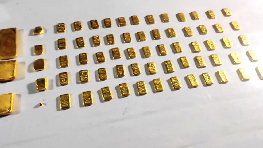 ১০ কেজি স্বর্ণের বার কোমরে বেঁধে নদীতে লাফ