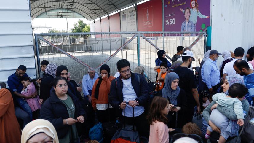 গাজা ছেড়ে যাওয়ার জন্য রাফা সীমান্তের কাছে জমায়েত হয়েছেন দ্বৈত নাগরিকত্বধারী ফিলিস্তিনিরা। ছবি: রয়টার্স