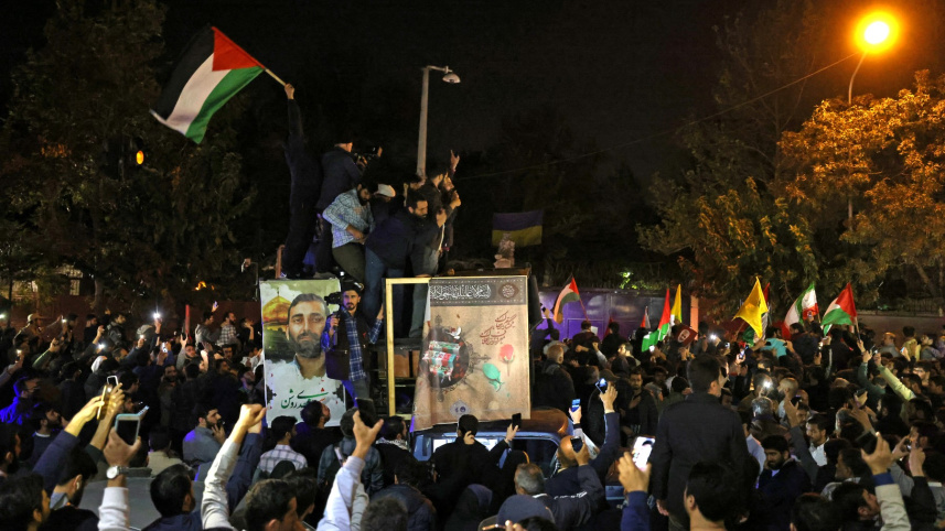 ইরানে শিক্ষার্থী ও বিক্ষোভকারীরা যুক্তরাজ্যের দূতাবাসের সামনে বিক্ষোভ করছে। ছবি: রয়টার্স