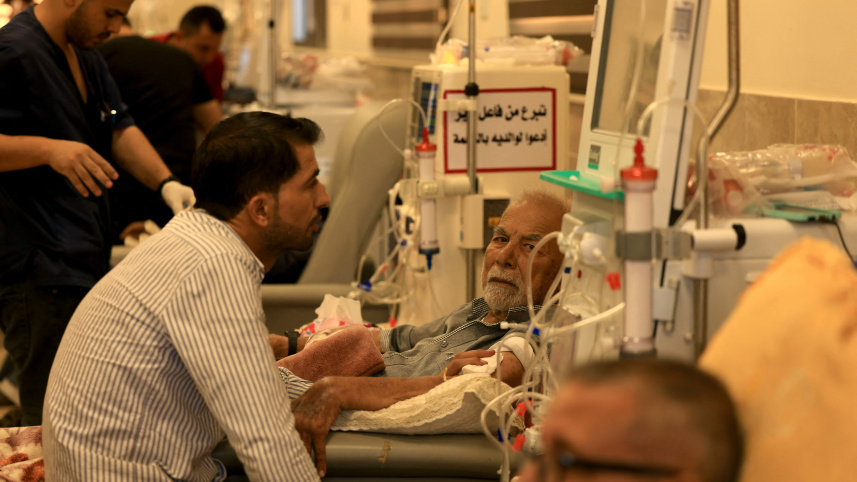 ইসরায়েলের অব্যাহত হামলার মাঝে চিকিৎসা সেবা নিচ্ছেন গাজার ফিলিস্তিনিরা। ছবি: এএফপি