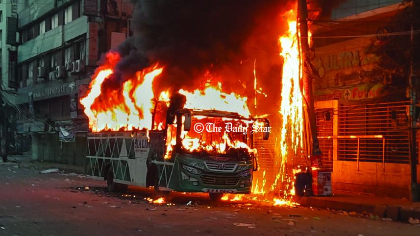 বাসে আগুন.jpg