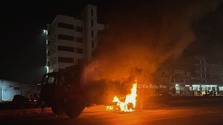ট্রাকে আগুন.jpg