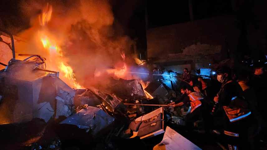 জাবালিয়া শরণার্থীশিবিরে বিমানহামলার পর আগুন নেভাচ্ছেন ফিলিস্তিনিরা। ছবি: রয়টার্স