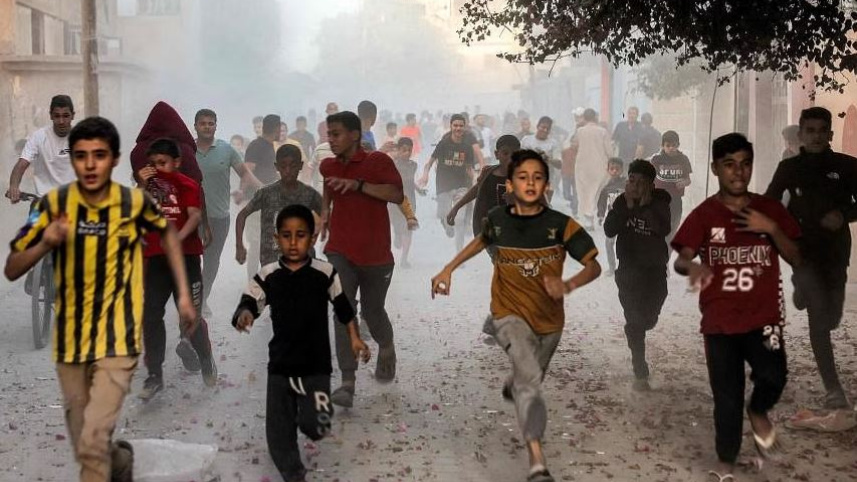 রাফাহ অঞ্চলে ইসরায়েলি বোমার হাত থেকে বাঁচতে ছুটে পালাচ্ছে ফিলিস্তিনিরা। ছবি: স্ট্রেইটস টাইমস