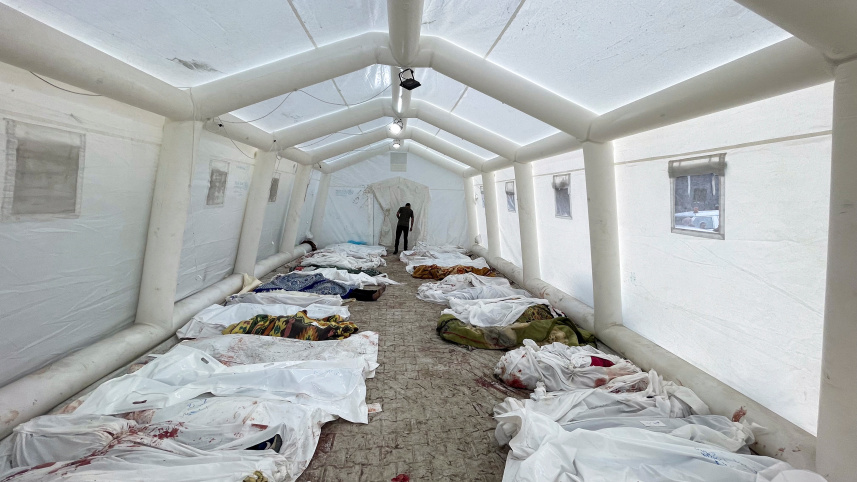 আল-শিফা হাসপাতালের ভেতর মরদেহের সারি। কবর দেওয়ার জায়গা ফুরিয়ে এসেছে। ছবি: রয়টার্স