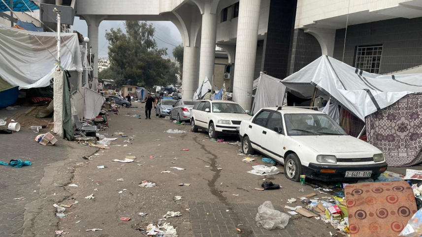 হাসপাতাল কমপাউন্ডের ভেতরের চিত্র। ছবি: রয়টার্স