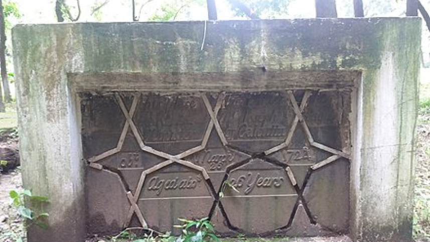 440px-grave_near_kolombo_shahib_tomb.jpg