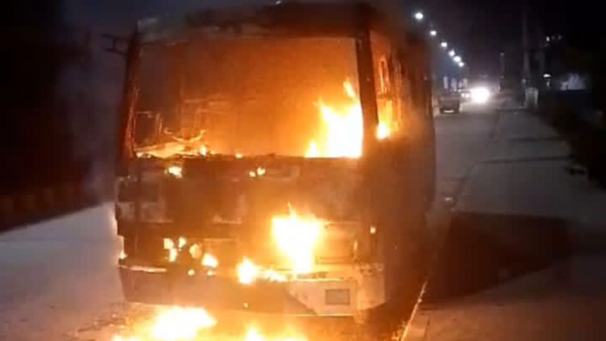 বাসে আগুন