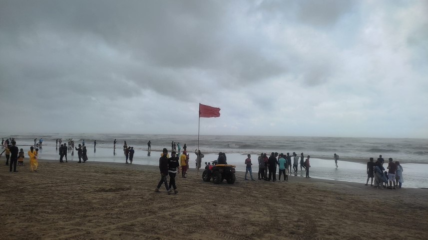 বৈরি আবহাওয়া উপেক্ষা করে অসংখ্য পর্যটক কক্সবাজার সমুদ্র সৈকতে ভিড় জমিয়েছেন। ছবি; সংগৃহীত