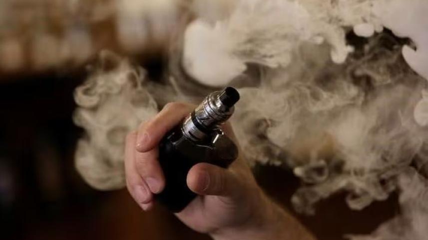 সাম্প্রতিক সময়ে ভেপের স্বাস্থ্যঝুঁকির বিষয়গুলো সবার সামনে আসছে। প্রতিকী ছবি: রয়টার্স