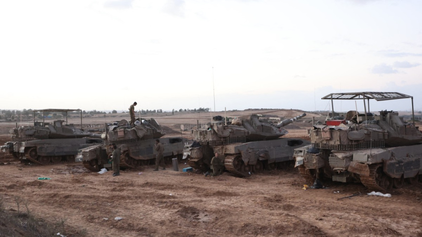 গাজা সীমান্তে মোতায়েন করা ইসরায়েলি ট্যাংক। ছবি: এএফপি (২০ নভেম্বর, ২০২৩) 