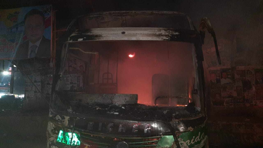 যাত্রাবাড়ীতে বাসে আগুন
