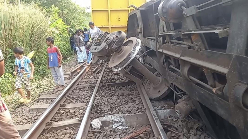 নাটোরে মালবাহী ট্রেন লাইনচ্যুত, উত্তরবঙ্গের সঙ্গে সারা দেশের রেল যোগাযোগ বন্ধ