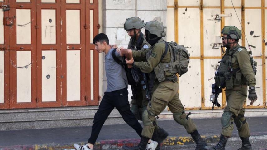 ইসরায়েলি সেনাবাহিনীর সদস্যরা এক ফিলিস্তিনি নাগরিককে আটক করছেন। ফাইল ছবি: এএফপি