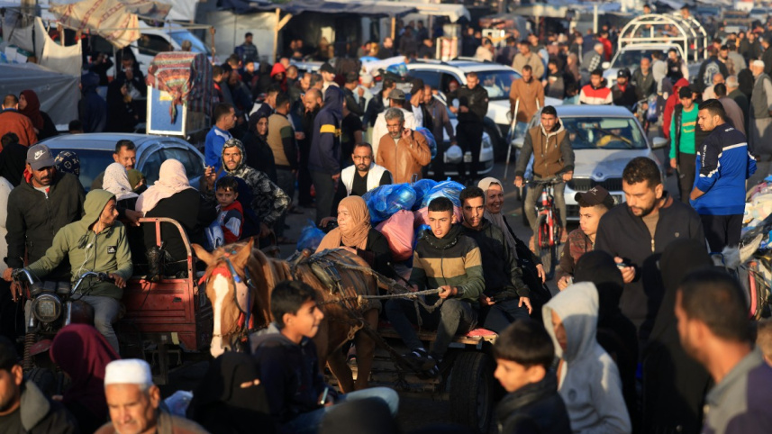 যুদ্ধবিরতির পর আশ্রয়কেন্দ্র থেকে নিজ নিজ বাড়িতে ফিরে যাচ্ছে গাজার বাসিন্দারা। ছবি: এএফপি