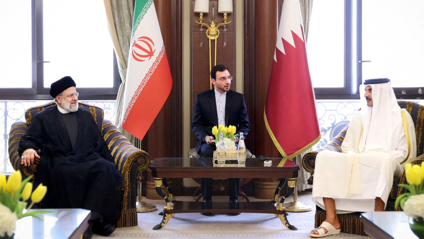 কাতারের আমির শেখ তামিম বিন হামাদ আল থানির সঙ্গে বৈঠকে ইরানের ইবরাহিম রাইসি। ছবি: রয়টার্স