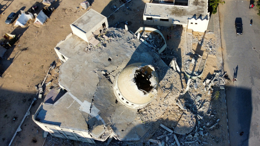 ইসরায়েলের হামলায় বিধ্বস্ত দক্ষিণ গাজার খান ইউনিসের একটি মসজিদ। ছবি: রয়টার্স