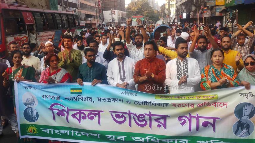 গ্রহণযোগ্য নির্বাচনের জন্য ইউরোপ-আমেরিকার ওপর নির্ভরশীল না হয়ে জনগণ ও বিরোধী রাজনৈতিক দলগুলোকে রাস্তায় নামার আহ্বান জানিয়েছেন গণ অধিকার পরিষদের সভাপতি নুরুল হক নুর।