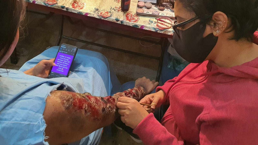 ‘সাবরিনা’র জন্য নাজিয়া হক অর্ষার প্রস্থেটিক মেকআপ করছেন আতিয়া