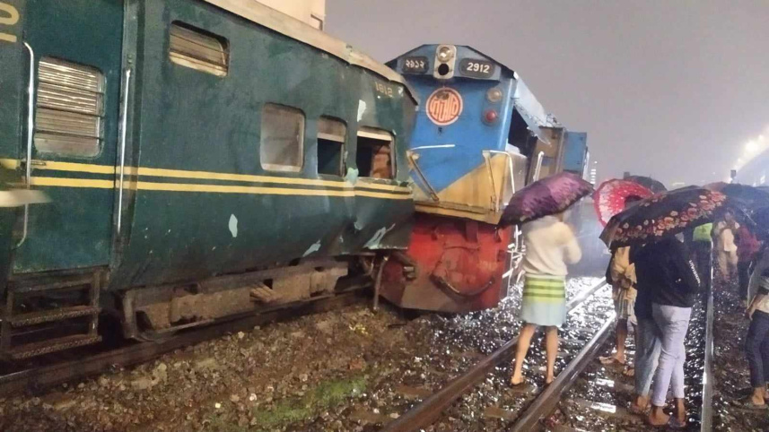 তেজগাঁও স্টেশনে ট্রেন দুর্ঘটনা