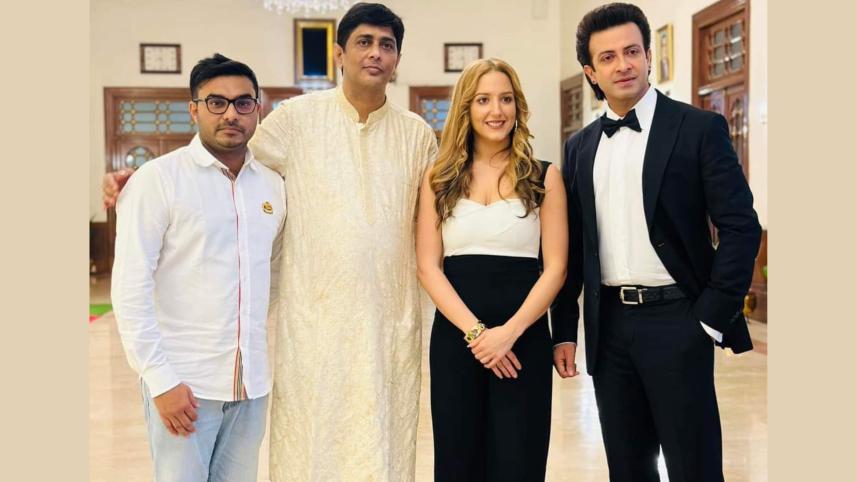 মার্কিন অভিনেত্রী কোর্টনি কফিকে নিয়ে বঙ্গভবনে শাকিব খান