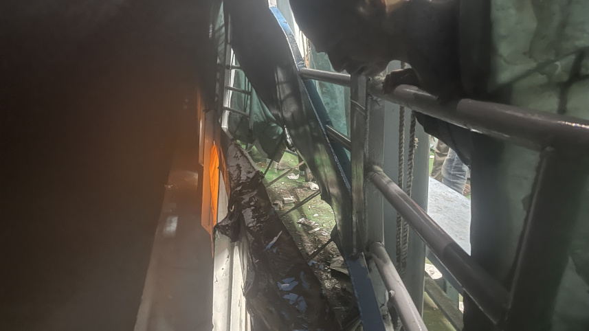 মধ্যরাতে ঘন কুয়াশায় মেঘনা নদীতে ২ লঞ্চের সংঘর্ষ